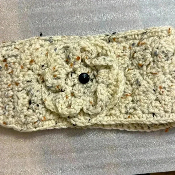 KNITTED HEAD BAND & NECK WARMER
-HAND MADE 
ADJUSTABLE SIZE - Picture 3 of 3